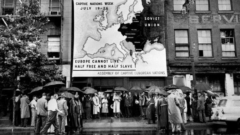 Ende der 50er Jahre in New York: Eine Veranstaltung gegen den Kommunismus weltweit Ende der 50er Jahre in New York: Eine Veranstaltung gegen den Kommunismus weltweit