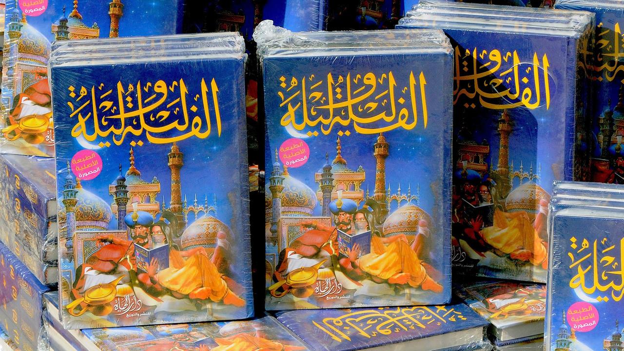 Gesamtausgaben des berühmten Märchenwerkes "1001 Nacht" an einem Verkaufsstand auf der Internationalen Buchmesse Kairo