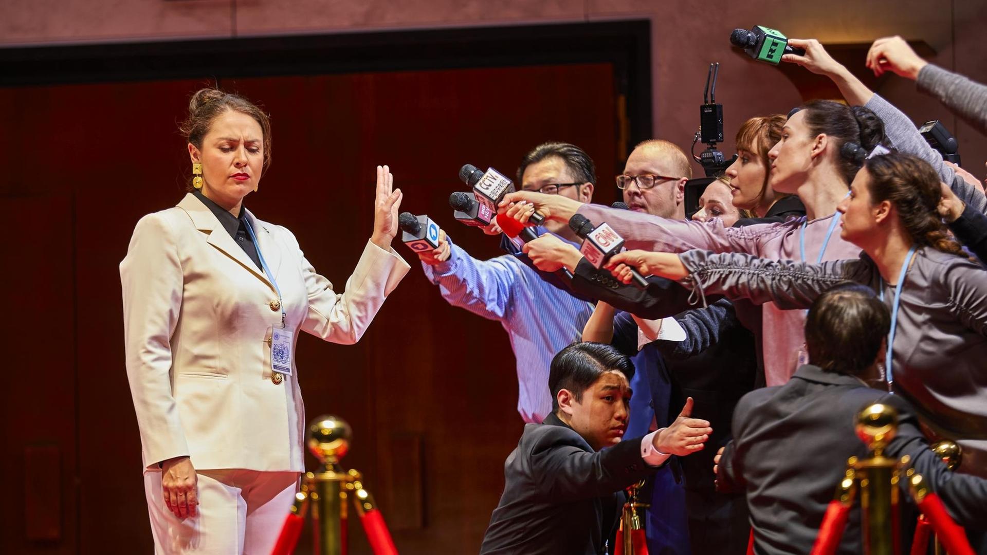 Oksana Dyka und Chor der Hamburgischen Staatsoper in der Nabucco-Inszenierung von Serebrennikow, März 2019 Oksana Dyka und Chor der Hamburgischen Staatsoper in der Nabucco-Inszenierung von Serebrennikow, März 2019