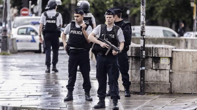 Bewaffnete Polizisten in Paris, nahe der Notre Dame Kathedrale, m 6. Juni 2017.