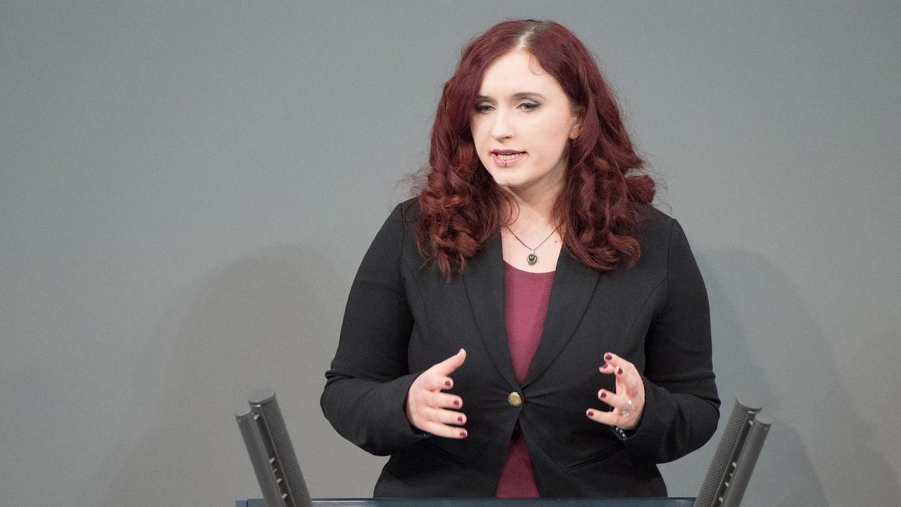 Agnieszka Brugger spricht im Deutschen Bundestag zu den Abgeordneten. Agnieszka Brugger spricht im Deutschen Bundestag zu den Abgeordneten.