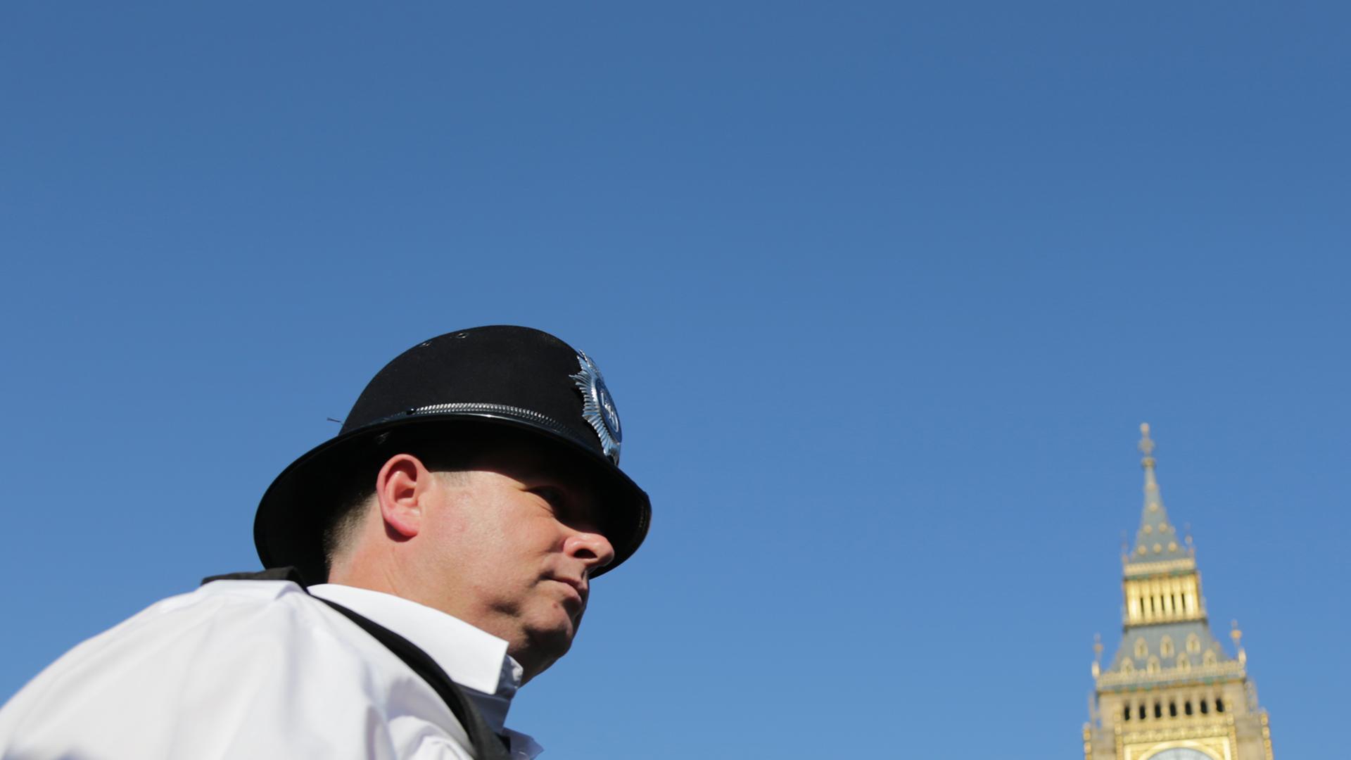Ein britischer Polizist steht in London am Big Ben. Ein britischer Polizist steht in London am Big Ben.