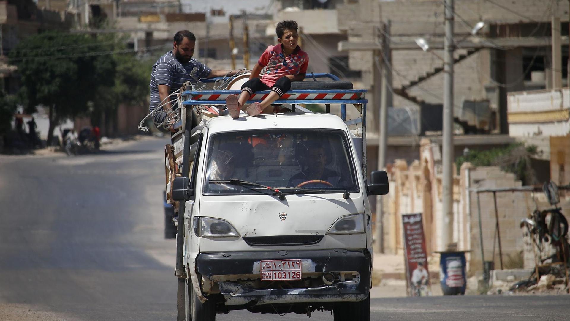 Syrische Zivilisten verlassen die Stadt Daraa nach anhaltenden Kämpfen und Beschuss. Syrische Zivilisten verlassen die Stadt Daraa nach anhaltenden Kämpfen und Beschuss.