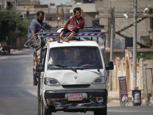 Syrische Zivilisten verlassen die Stadt Daraa nach anhaltenden Kämpfen und Beschuss.