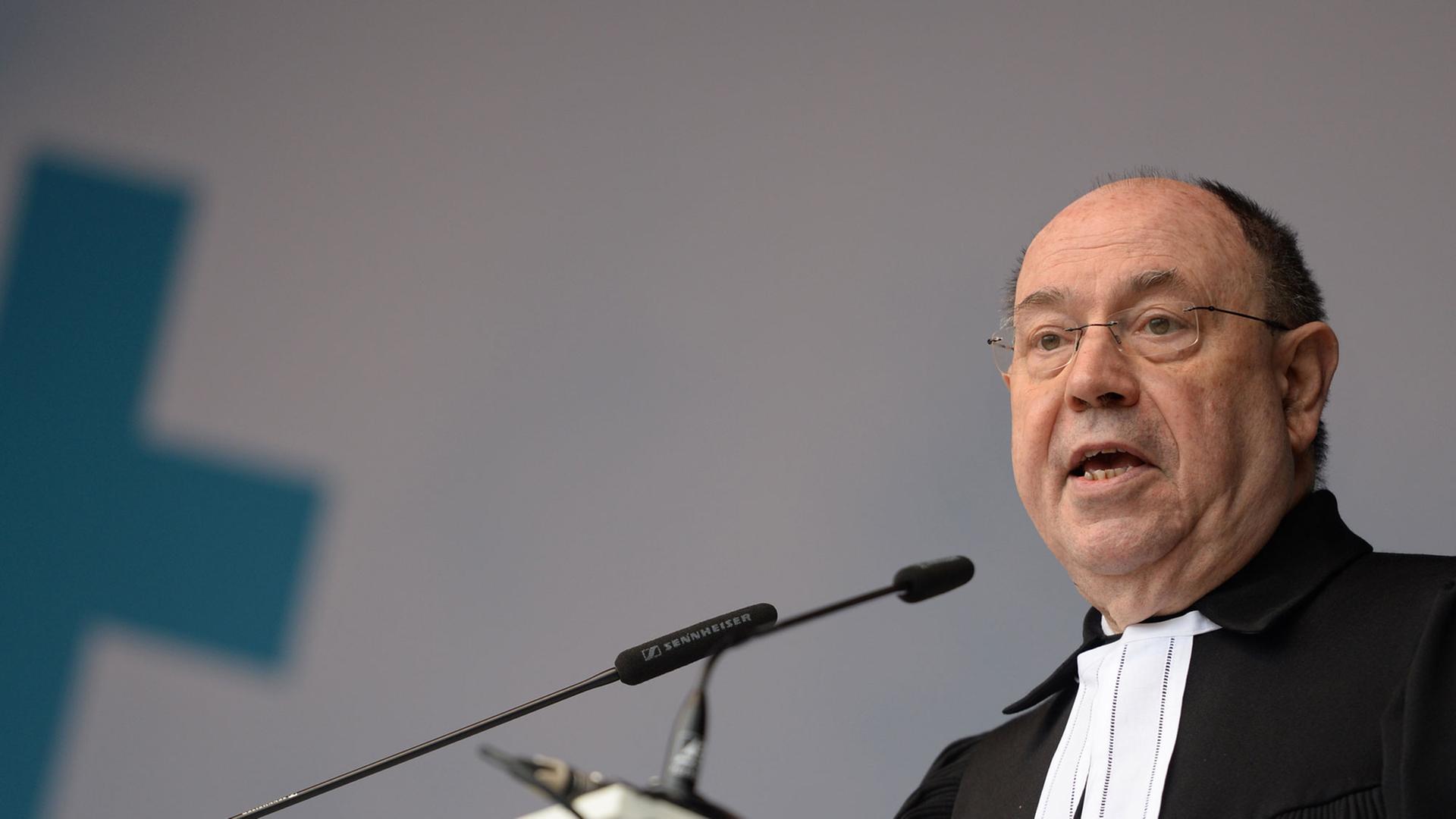 Der EKD-Ratsvorsitzende Nikolaus Schneider spricht bei einem Freilichtgottesdienst.