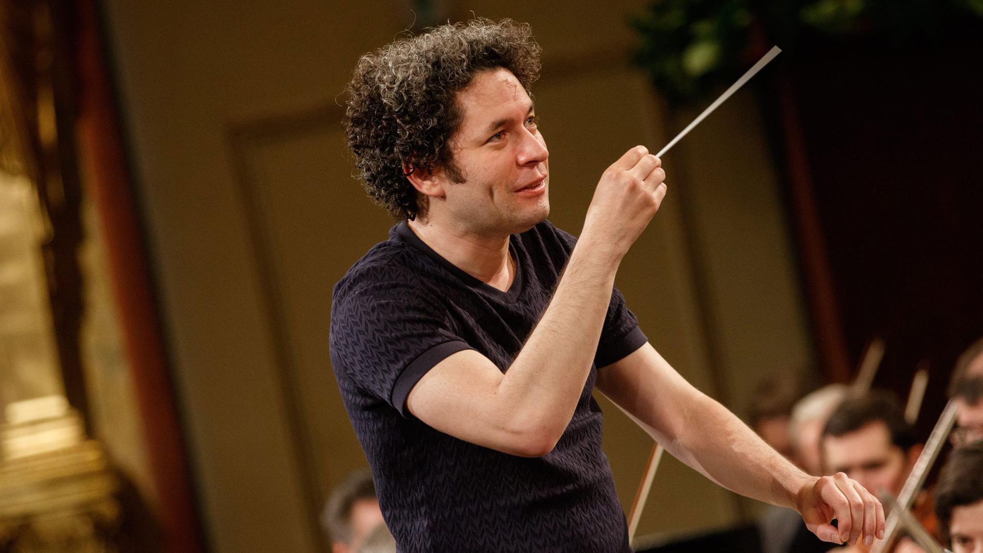 Der 35-jährige Dirigent Gustavo Dudamel aus Venezuela, der als "junger Wilder" der Klassik-Szene gilt.