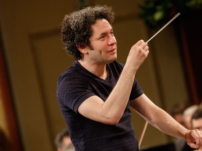 Der 35-jährige Dirigent Gustavo Dudamel aus Venezuela, der als "junger Wilder" der Klassik-Szene gilt.