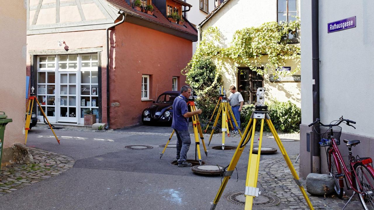 Vermessungsarbeiten im Stadtkern von Staufen. Vermessungsarbeiten im Stadtkern von Staufen.