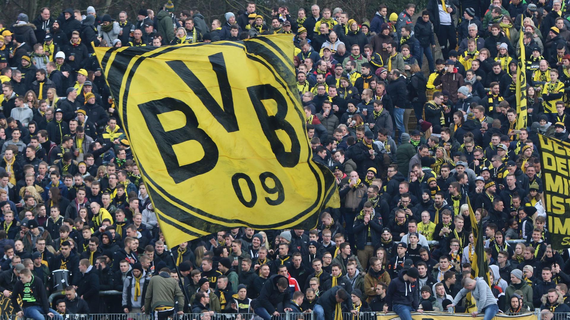 Fußball: Bundesliga, Darmstadt 98 - Borussia Dortmund, 20. Spieltag am 11.02.2017 in Jonathan-Heimes-Stadion am Böllenfalltor in Darmstadt (Hessen): Dortmunder Fans mit einer BVB-Fahne. Fußball: Bundesliga, Darmstadt 98 - Borussia Dortmund, 20. Spieltag am 11.02.2017 in Jonathan-Heimes-Stadion am Böllenfalltor in Darmstadt (Hessen): Dortmunder Fans mit einer BVB-Fahne.