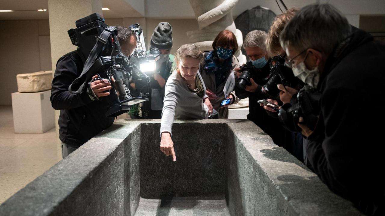 Friederike Seyfried, Direktorin des Ägyptischen Museums, zeigt Medienvertretern Spuren der Sachbeschädigungen im Neuen Museum, aufgenommen am 21.10.2020 in Berlin. Friederike Seyfried, Direktorin des Ägyptischen Museums, zeigt Medienvertretern Spuren der Sachbeschädigungen im Neuen Museum, aufgenommen am 21.10.2020 in Berlin.