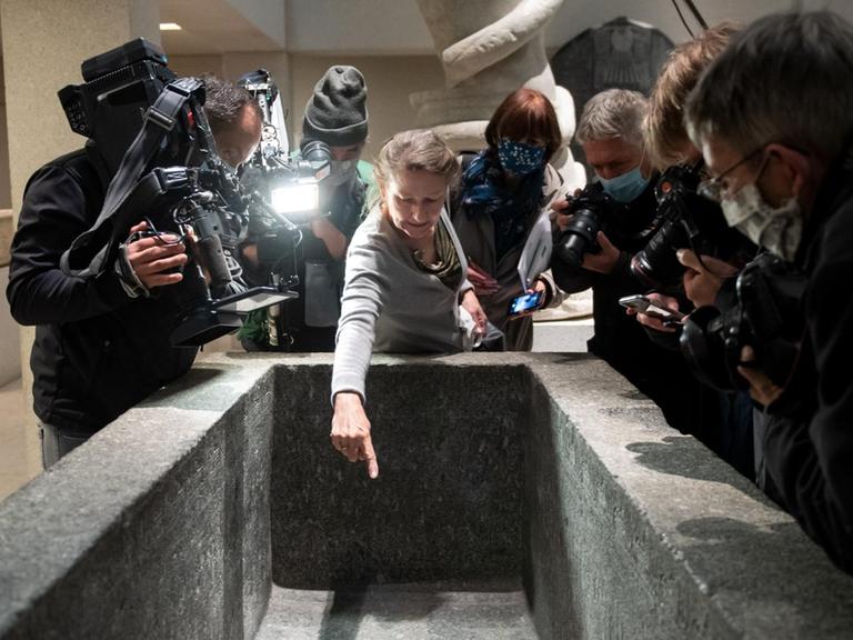 Friederike Seyfried, Direktorin des Ägyptischen Museums, zeigt Medienvertretern Spuren der Sachbeschädigungen im Neuen Museum, aufgenommen am 21.10.2020 in Berlin.
