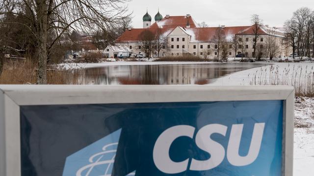 Ein Schild mit der Aufschrift "CSU im Bundestag" steht zum Auftakt der Winterklausur der CSU-Landesgruppe im Bundestag vor dem verschneitem Kloster Seeon.