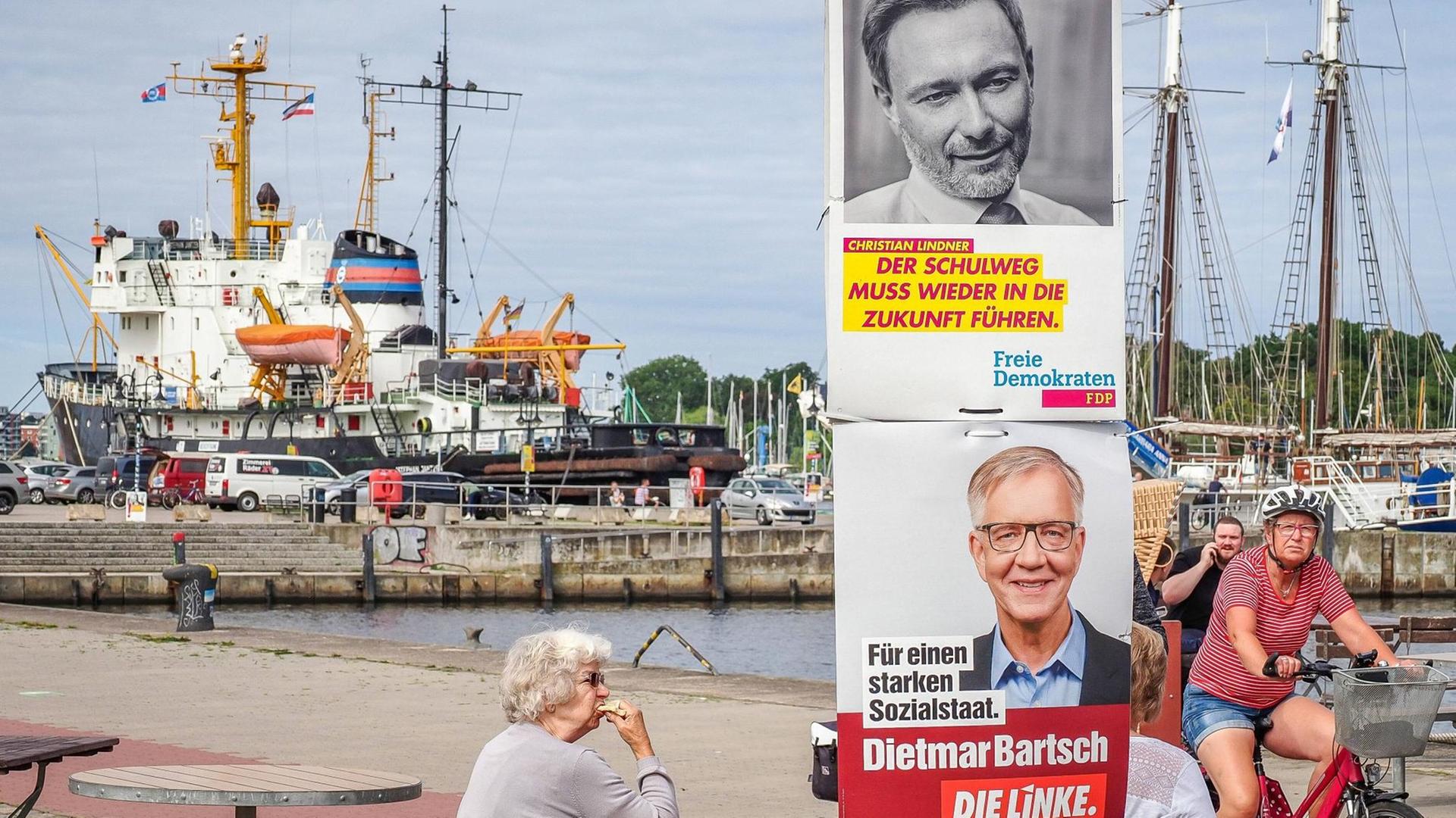 Rostock in Zeiten des Wahlkampfes. Viele Menschen in Rostock sind unentschlossen und wissen noch nicht, welcher Partei sie bei der Bundestagswahl und bei der Landtagswahl am 26. September ihre Stimme geben sollen