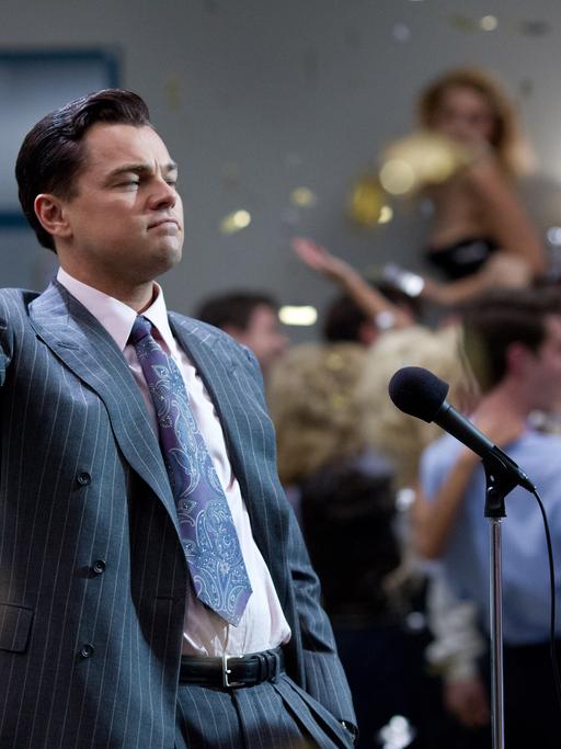 Der Schauspieler Leonardo DiCaprio als Jordan Belfort in einer undatierten Filmszene des Kinofilms «The Wolf Of Wall Street». Das Biographie-Drama kommt am 16.01.2014 in die deutschen Kinos. Foto: Mary Cybulski/Paramount Pictures/dpa