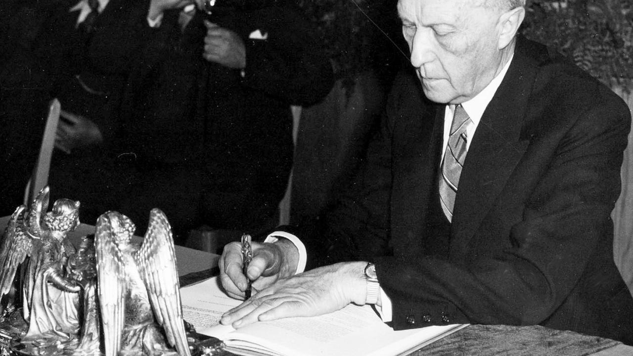 Bundeskanzler Konrad Adenauer unterzeichnet am 23. Mai 1949 in Bonn das Grundgesetz.