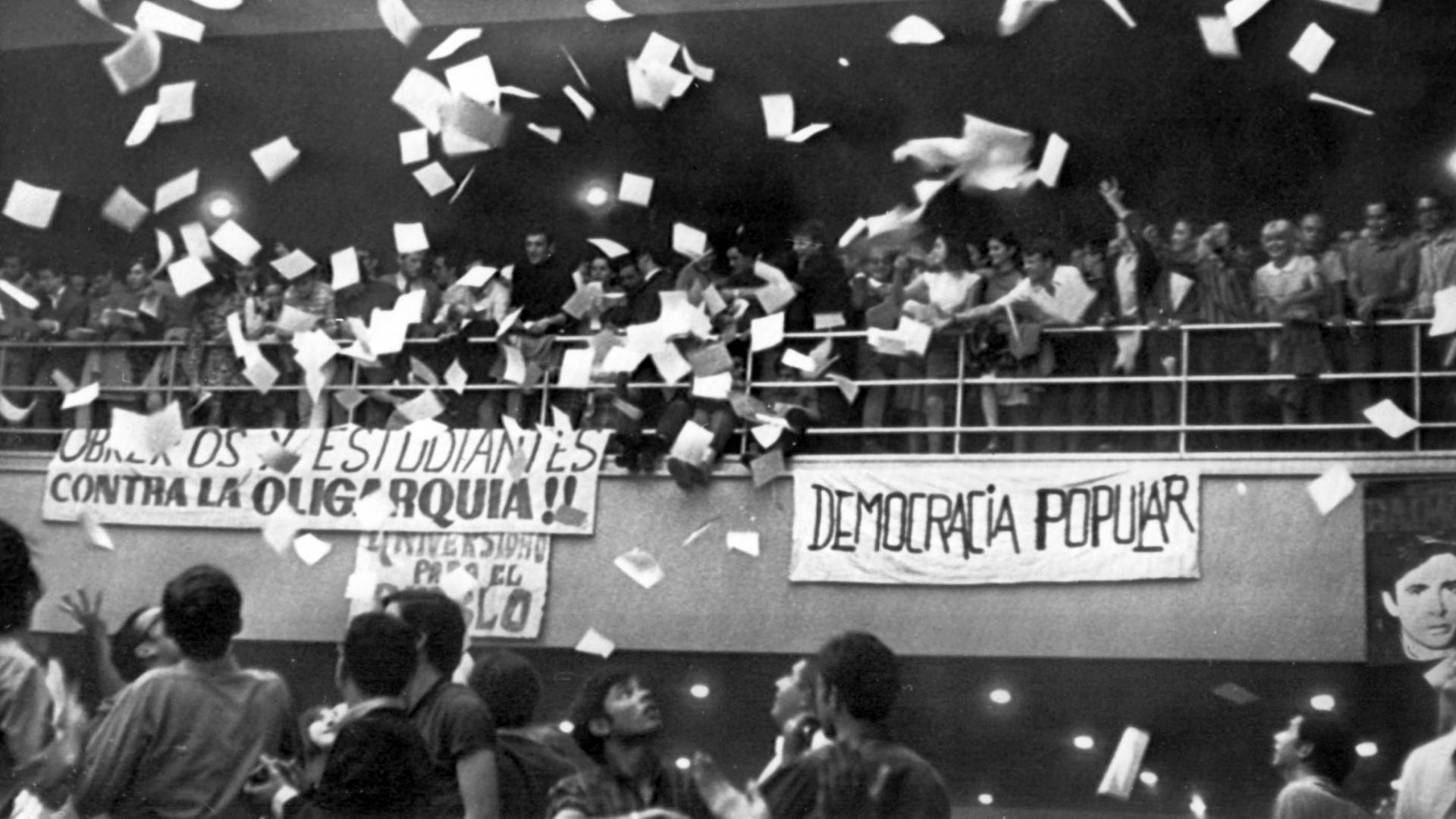 Oppositionelle Studenten lassen am Abend des 18.05.1968 bei einem Folklore-Konzert in der Fakultät für Wirtschafts- und Politische Wissenschaften der Universität in Madrid Flugblätter auf ihre Kommilitonen niederregnen. Oppositionelle Studenten lassen am Abend des 18.05.1968 bei einem Folklore-Konzert in der Fakultät für Wirtschafts- und Politische Wissenschaften der Universität in Madrid Flugblätter auf ihre Kommilitonen niederregnen.