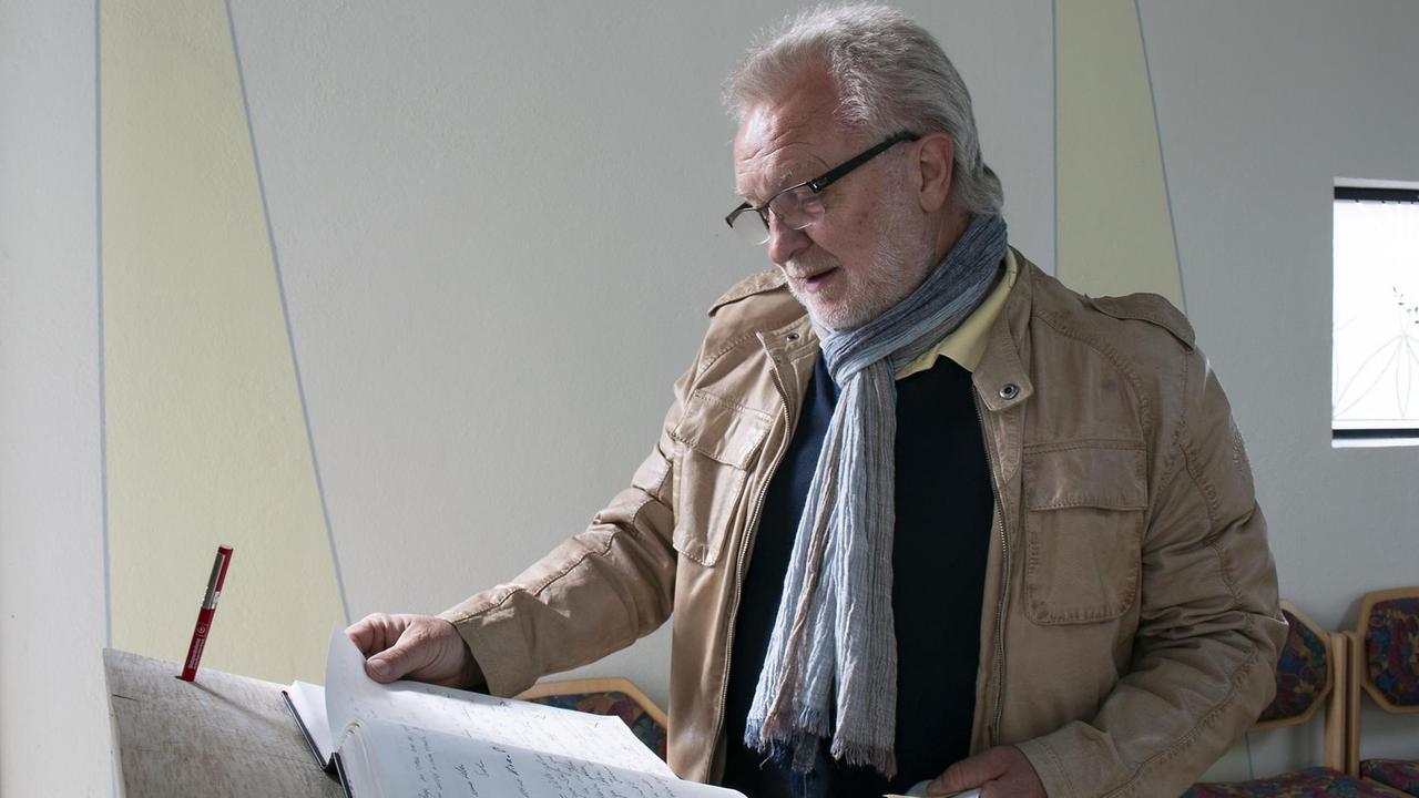 Ralf Luther, Vorsitzender des Vereins Autobahnkirche e.V., blättert im 4. Anliegenbuch der Autobahnkirche A71 Ralf Luther, Vorsitzender des Vereins Autobahnkirche e.V., blättert im 4. Anliegenbuch der Autobahnkirche A71