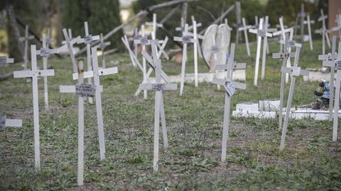 Auf dem Friedhof Flaminio di Prima Porta in Rom stehen provisorische Kreuze mit handgemalten Schildern - darauf die Namen von Frauen, die einen Schwangerschaftsabbruch durchführen ließen
