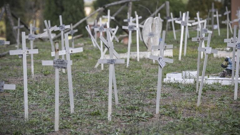 Il cimitero Flaminio de Prima Porta a Roma contiene croci temporanee con simboli disegnati a mano con nomi di donne abortite.