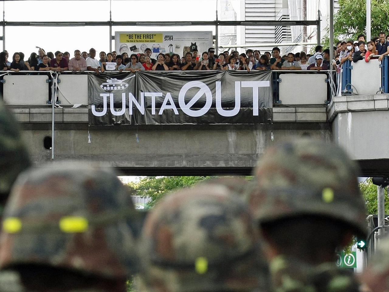 Proteste in Bangkok gegen den Militärputsch Proteste in Bangkok gegen den Militärputsch