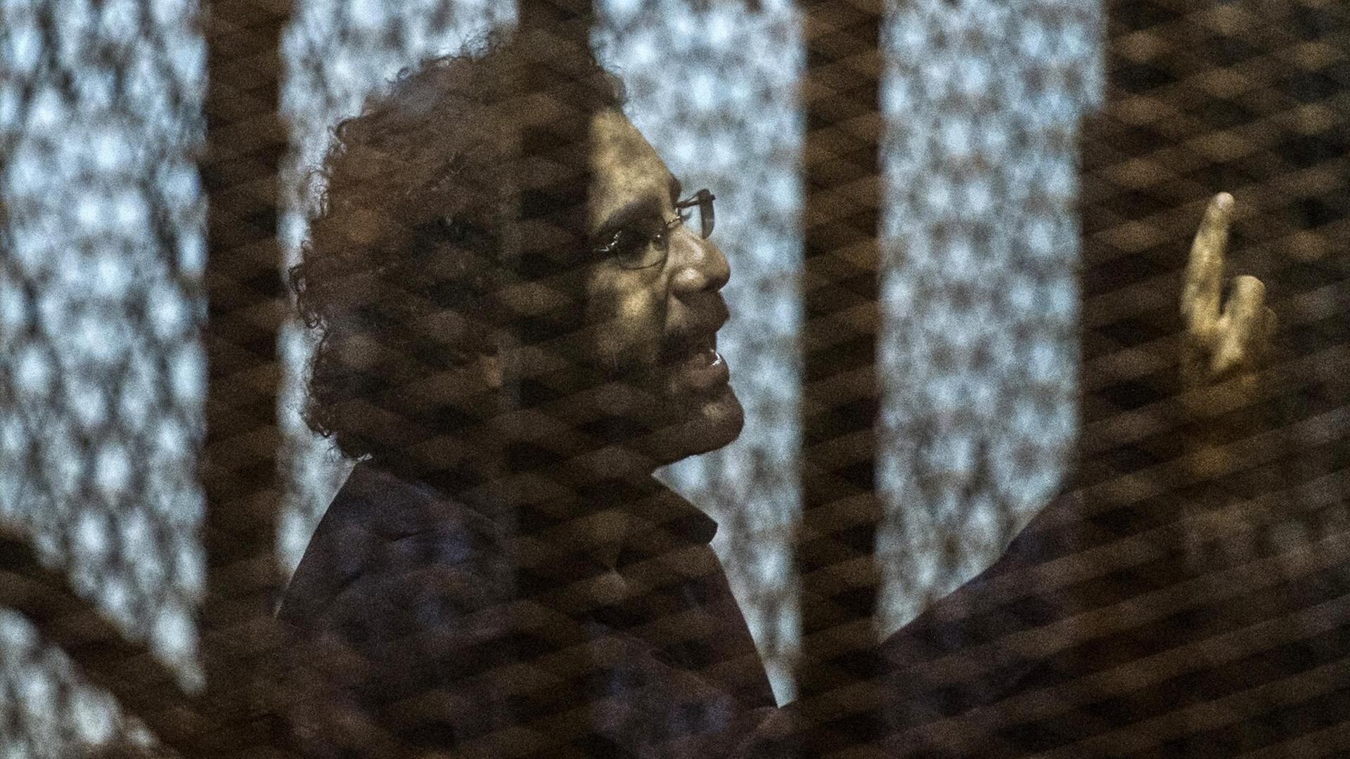 Der ägpytische Blogger Alaa Abdel Fattah gestikuliert im Gefängnis, hier eine Archivaufnahme aus dem Jahr 2015. Der ägpytische Blogger Alaa Abdel Fattah gestikuliert im Gefängnis, hier eine Archivaufnahme aus dem Jahr 2015.