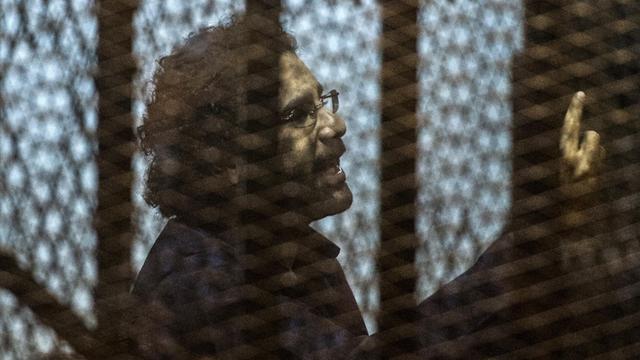 Der ägpytische Blogger Alaa Abdel Fattah gestikuliert im Gefängnis, hier eine Archivaufnahme aus dem Jahr 2015.