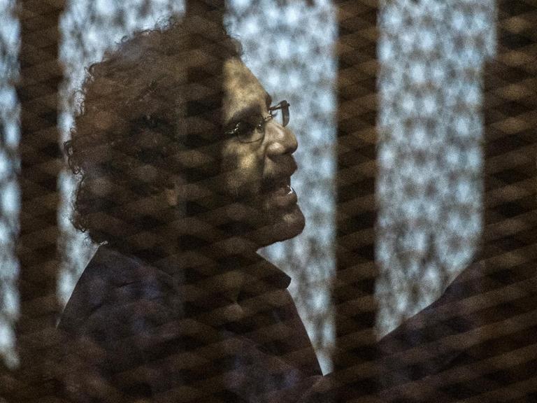 Der ägpytische Blogger Alaa Abdel Fattah gestikuliert im Gefängnis, hier eine Archivaufnahme aus dem Jahr 2015.