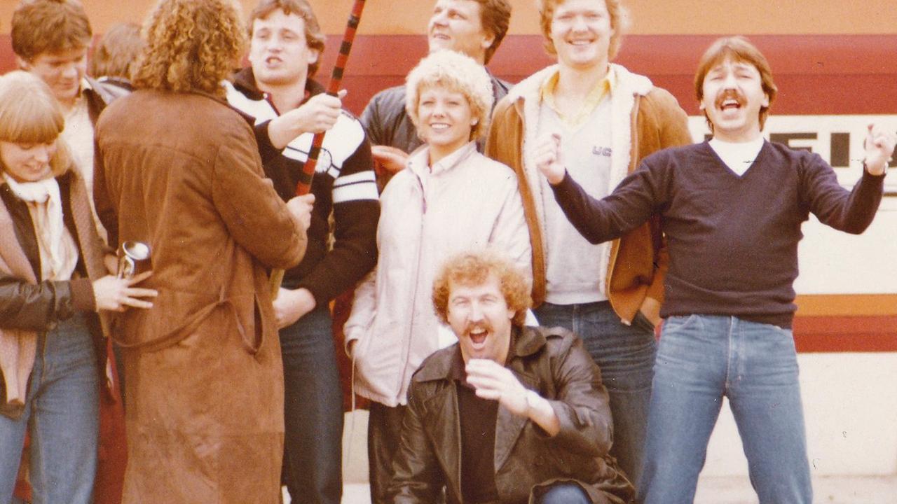 Kneipenbesitzer Theo Finzel und seine Freunde 1981 aus Frankfurt am Main unterwegs zum Spiel Kneipenbesitzer Theo Finzel und seine Freunde 1981 aus Frankfurt am Main unterwegs zum Spiel