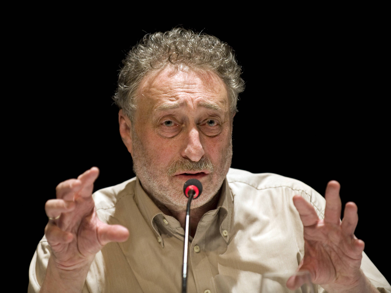 Micha Brumlik, ehemaliger Leiter des Fritz-Bauer-Instituts, spricht gestikulierend in ein Mikrofon. Micha Brumlik, ehemaliger Leiter des Fritz-Bauer-Instituts, spricht gestikulierend in ein Mikrofon.
