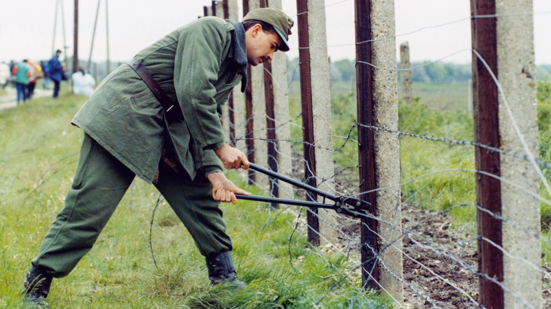 Die Demontage des Grenzzauns nahe Nickelsdorf (Österreich) und Hegyeshalom (Ungarn). Angehörige der ungarischen Grenztruppe haben am 02. Mai 1989 damit begonnen, die Sperranlagen an der ungarisch-österreichischen Grenze zu entfernen. Bis 1990 sollen alle Grenzsperren an der rund 350 Kilometer langen Grenze abgebaut sein. Die Demontage des Grenzzauns nahe Nickelsdorf (Österreich) und Hegyeshalom (Ungarn). Angehörige der ungarischen Grenztruppe haben am 02. Mai 1989 damit begonnen, die Sperranlagen an der ungarisch-österreichischen Grenze zu entfernen. Bis 1990 sollen alle Grenzsperren an der rund 350 Kilometer langen Grenze abgebaut sein.