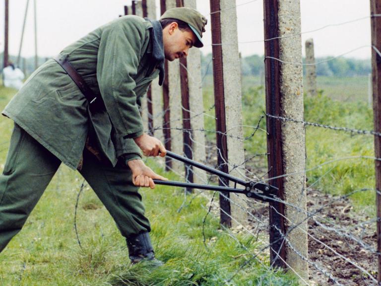 Die Demontage des Grenzzauns nahe Nickelsdorf (Österreich) und Hegyeshalom (Ungarn). Angehörige der ungarischen Grenztruppe haben am 02. Mai 1989 damit begonnen, die Sperranlagen an der ungarisch-österreichischen Grenze zu entfernen. Bis 1990 sollen alle Grenzsperren an der rund 350 Kilometer langen Grenze abgebaut sein.