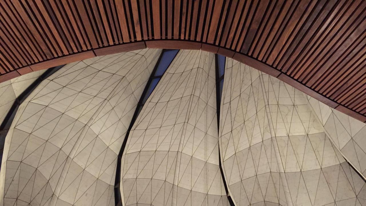 Die Fassade von Innen: Ein kompliziertes Muster Muster aus hellen Marmorplatten