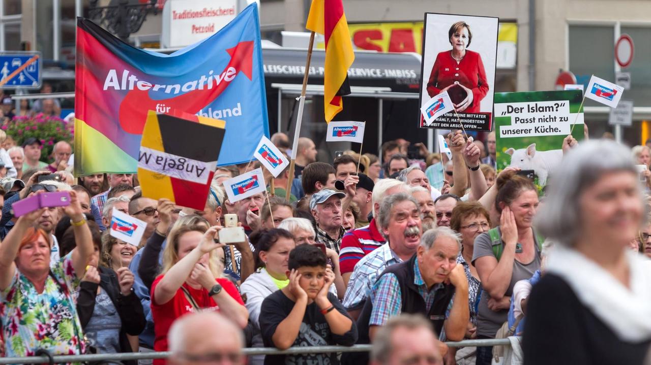 Besucher einer Wahlkampfveranstaltung der CDU protestieren am 17.08.2017 auf dem Markt in Annaberg- Buchholz im Erzgebirge mit AFD Plakaten gegen Angela Merkel. Annaberg-Buchholz Sachsen Deutschland Visitors a Election campaign event the CDU Protest at 17 08 2017 on the Market in Annaberg Buchholz in Ore Mountains with AFD Posters against Angela Merkel Annaberg Buchholz Saxony Germany Besucher einer Wahlkampfveranstaltung der CDU protestieren am 17.08.2017 auf dem Markt in Annaberg- Buchholz im Erzgebirge mit AFD Plakaten gegen Angela Merkel. Annaberg-Buchholz Sachsen Deutschland Visitors a Election campaign event the CDU Protest at 17 08 2017 on the Market in Annaberg Buchholz in Ore Mountains with AFD Posters against Angela Merkel Annaberg Buchholz Saxony Germany