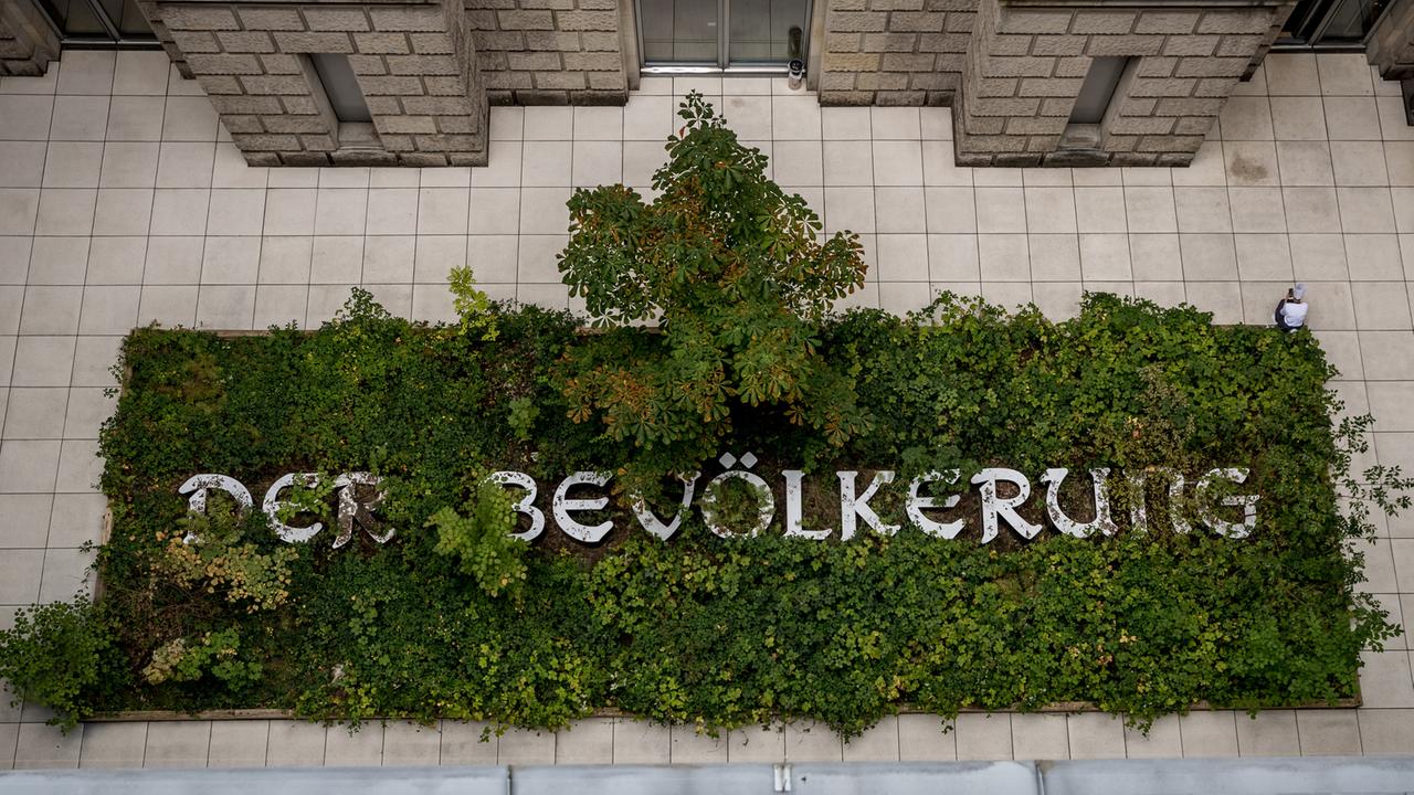 Die Kunstinstallation von Hans Haacke "Der Bevölkerung" im Innenhof des Bundestags in Berlin. Die Kunstinstallation von Hans Haacke "Der Bevölkerung" im Innenhof des Bundestags in Berlin.