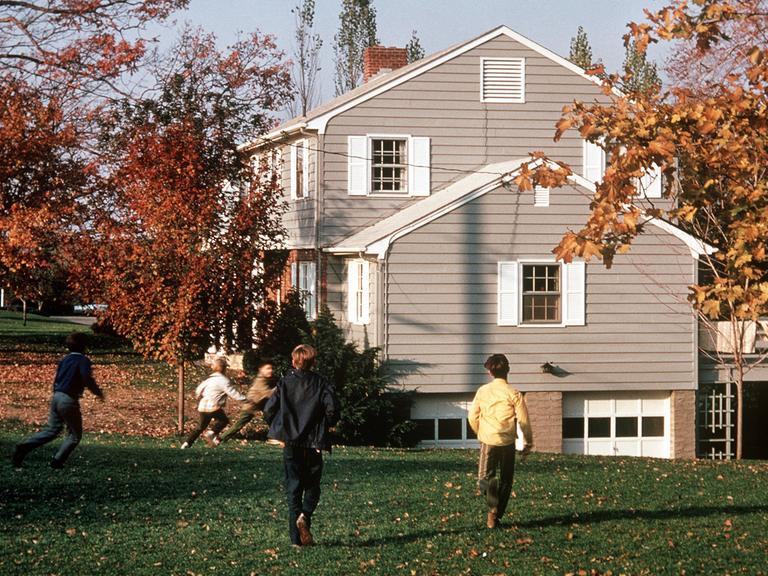 Spielende Kinder im Garten eines Einfamilienhauses im "Watson-Hill"-Gebiet von Ossining im US-Bundesstaat New York.