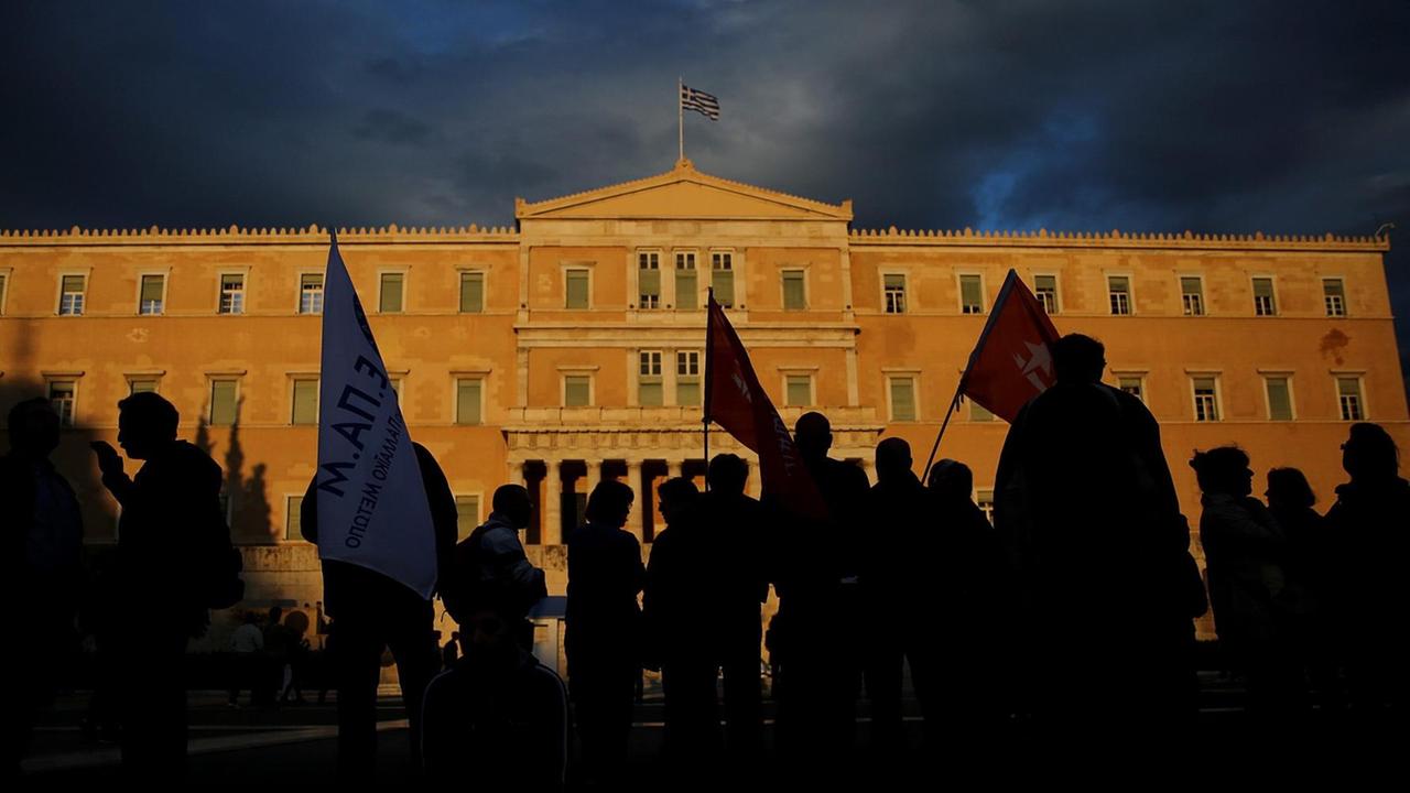 Vor dem Parlament in Athen demonstrieren Menschen gegen die Politik ihrer Regierung Vor dem Parlament in Athen demonstrieren Menschen gegen die Politik ihrer Regierung
