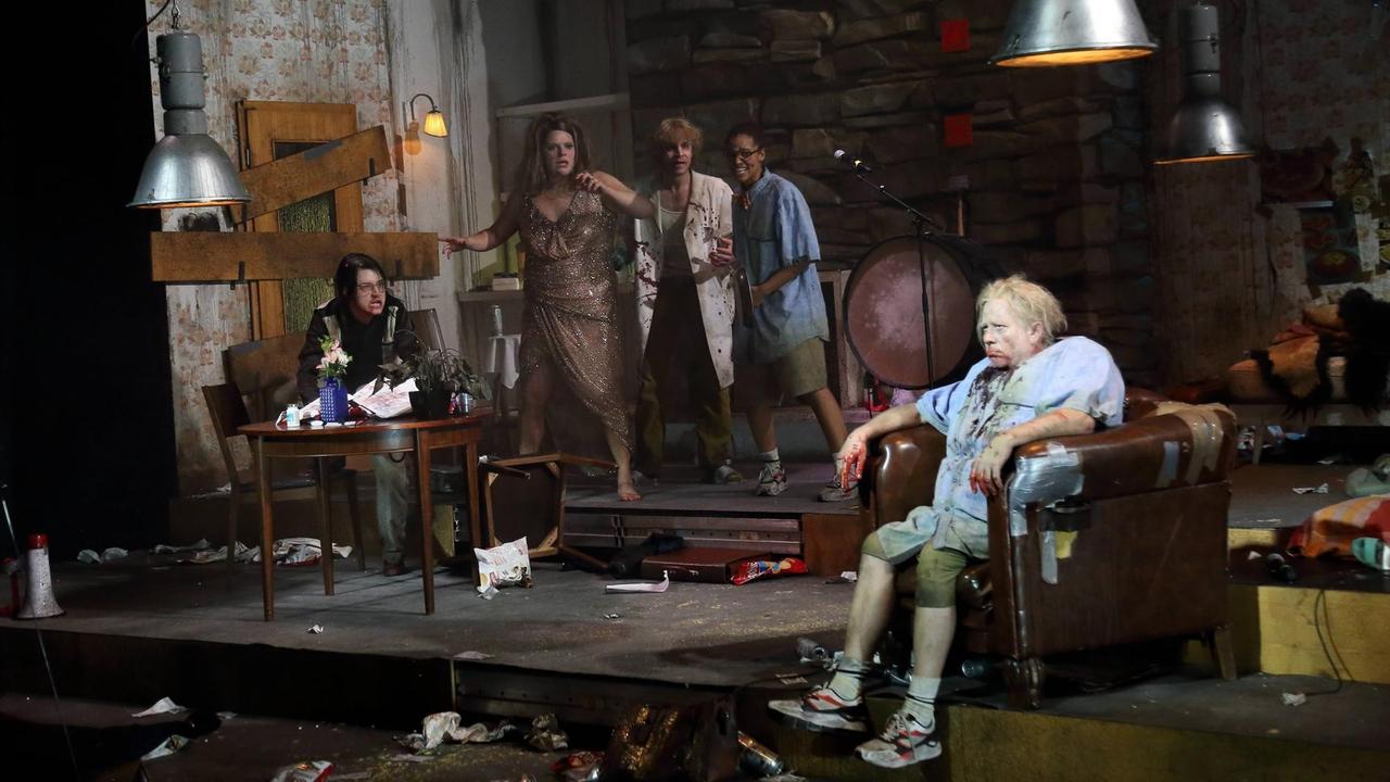 Paul Zichner, Stefanie Reinsperger, Owen Peter Read, Cynthia Micas und Tilo Nest während der Fotoprobe zu "Ubu Rex" im Berliner Ensemble. Paul Zichner, Stefanie Reinsperger, Owen Peter Read, Cynthia Micas und Tilo Nest während der Fotoprobe zu "Ubu Rex" im Berliner Ensemble.