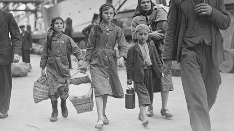Polnische Flüchtlinge in Warschau am Hafen, 1939.