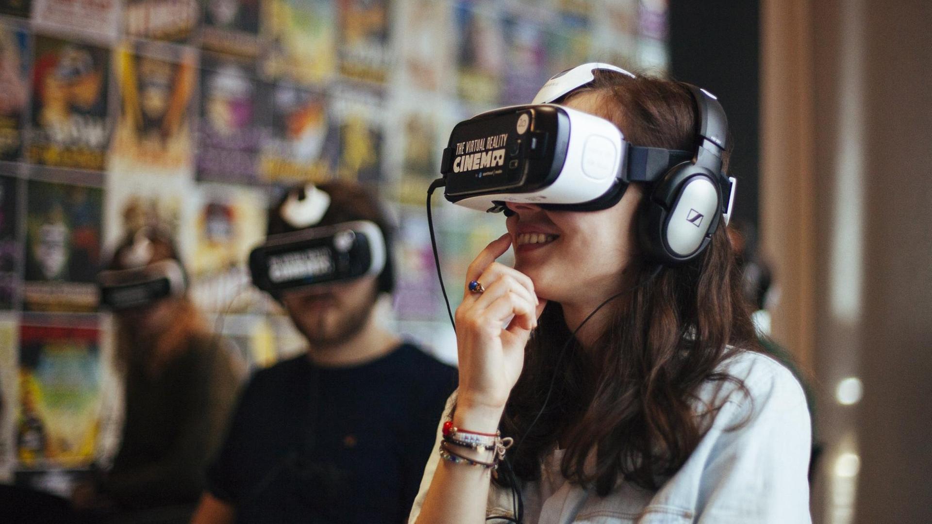 Bild zeigt Gäste des Virtual-Reality-Kinos von Amsterdam, die eine Virtual-Reality-Brille tragen Bild zeigt Gäste des Virtual-Reality-Kinos von Amsterdam, die eine Virtual-Reality-Brille tragen
