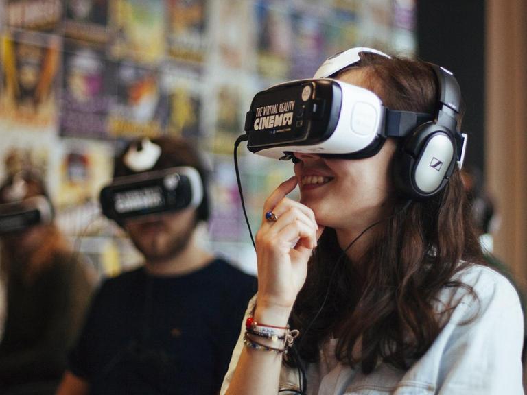 Gäste des Virtual-Reality-Kinos von Amsterdam