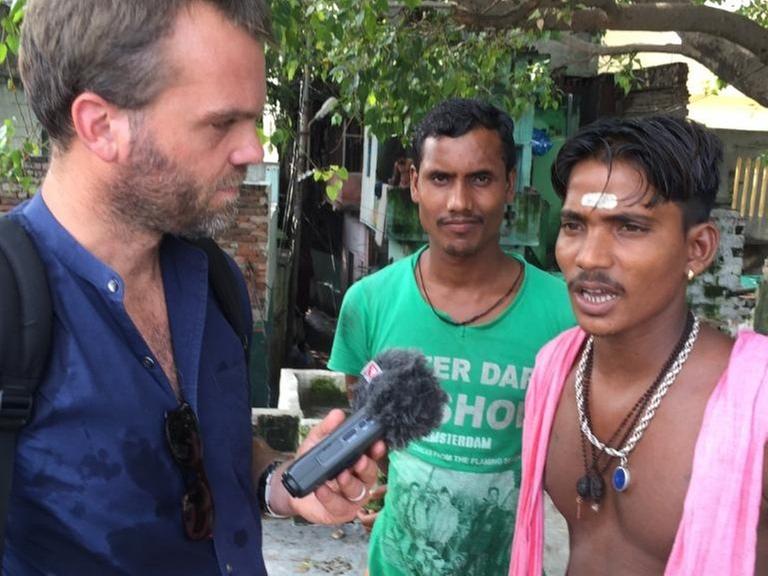 Manoj (rechts), Leichenverbrenner in Varanasi, im Gespräch mit Jürgen Webermann (links)