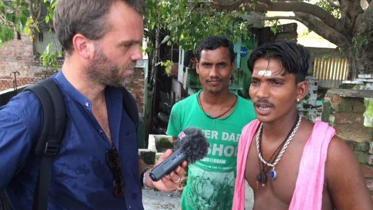 Manoj (rechts), Leichenverbrenner in Varanasi, im Gespräch mit Jürgen Webermann (links) Manoj (rechts), Leichenverbrenner in Varanasi, im Gespräch mit Jürgen Webermann (links)