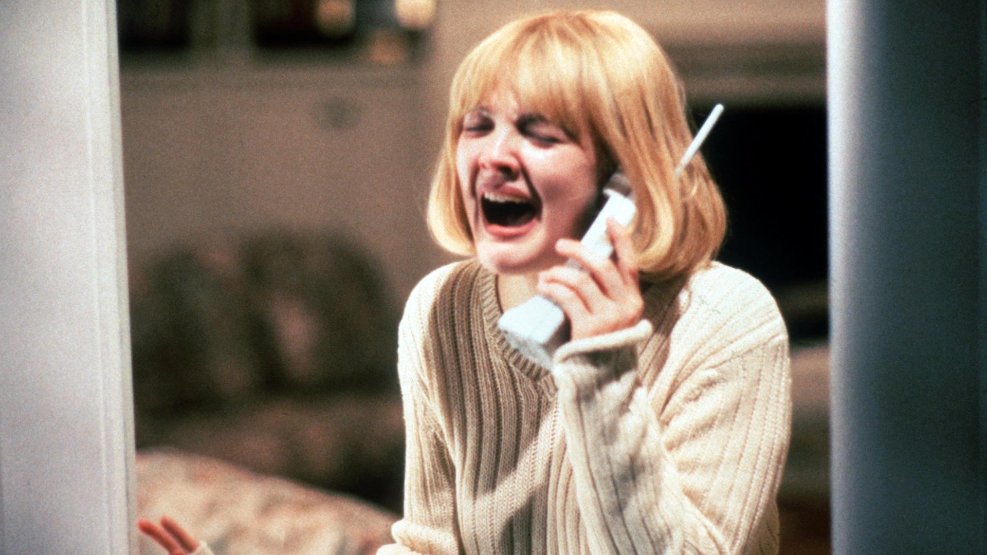 Filmstill aus "Scream" von Wes Craven mit Drew Barrymore als Casey, verzweifelt am Telefon, wo ihr Mörder sie terrorisiert. Filmstill aus "Scream" von Wes Craven mit Drew Barrymore als Casey, verzweifelt am Telefon, wo ihr Mörder sie terrorisiert.