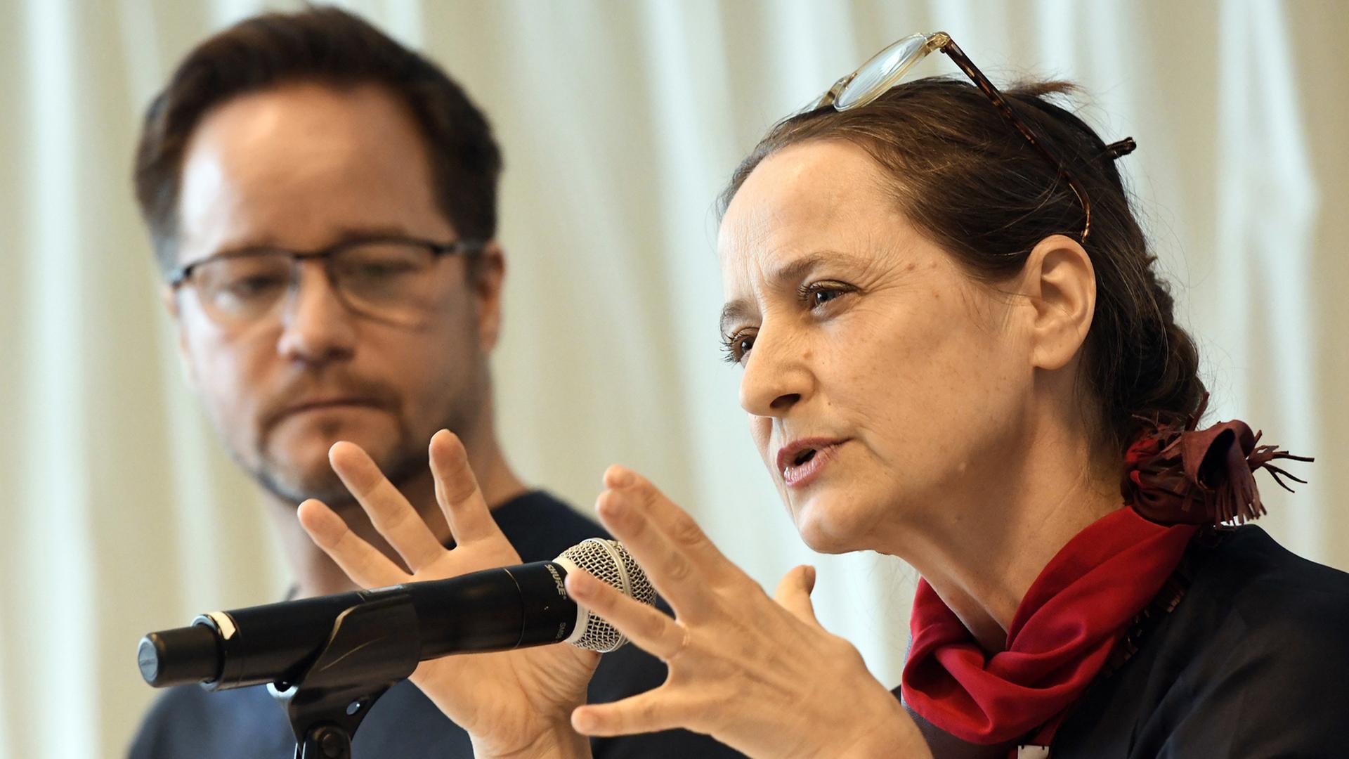 Sasha Waltz (r.) und Johannes Öhman, die designierten Intendanten des Staatsballetts Berlin, stellen auf einer Pressekonferenz ihr Programm für die Spielzeit 2018/19 vor. Sasha Waltz (r.) und Johannes Öhman, die designierten Intendanten des Staatsballetts Berlin, stellen auf einer Pressekonferenz ihr Programm für die Spielzeit 2018/19 vor.