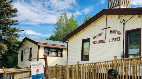 Die anglikanische Kirche St. Pauls in Dawson City: ein hübsches, gelb-braun gestrichenes Holzhaus mit einem Kirchturm.