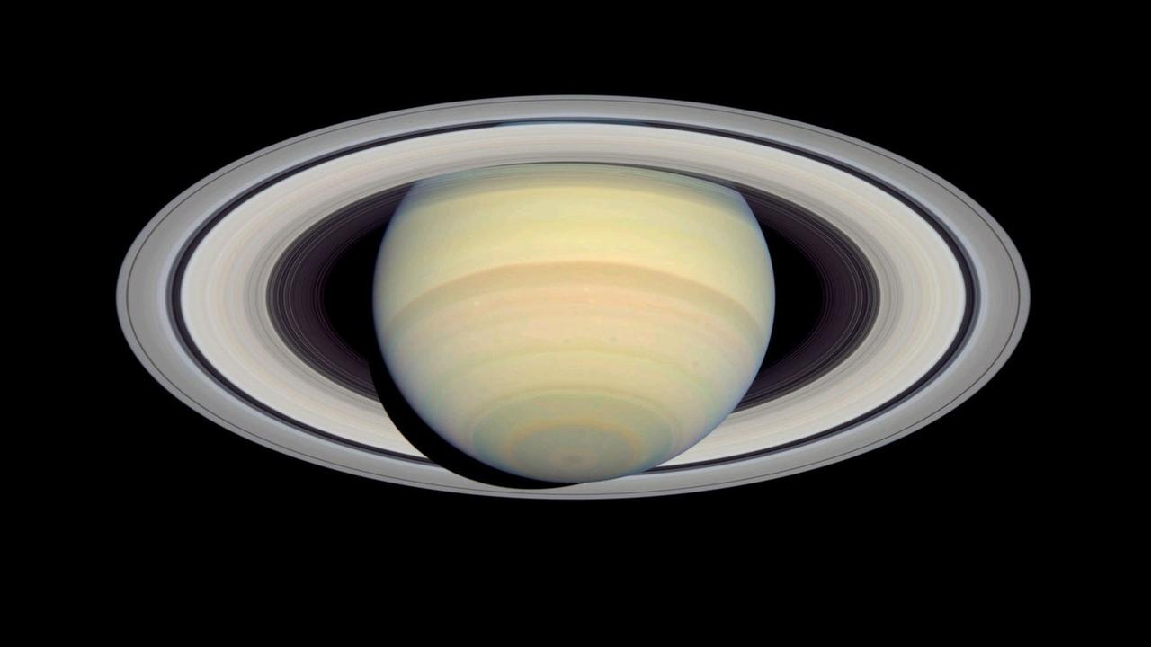Saturn zeigt sich im Teleskop als volle Kugel Saturn zeigt sich im Teleskop als volle Kugel