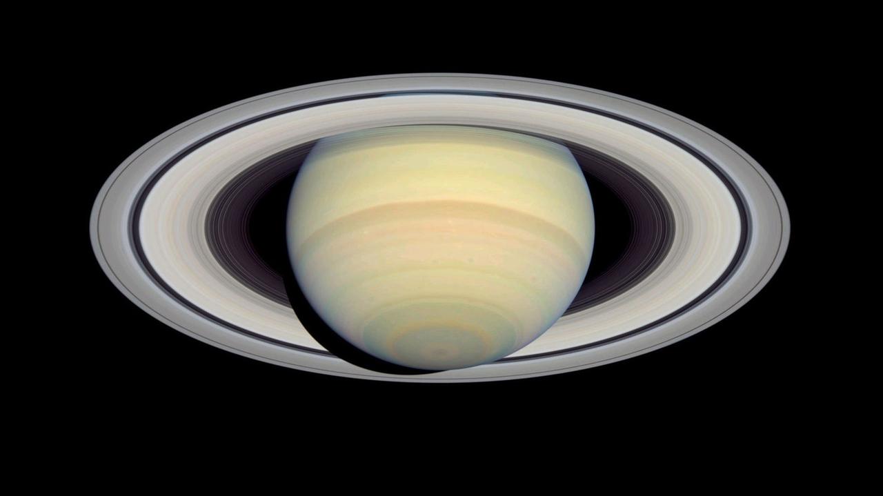 Saturn zeigt sich im Teleskop als volle Kugel