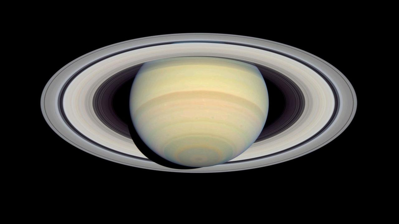 Saturn zeigt sich im Teleskop als volle Kugel Saturn zeigt sich im Teleskop als volle Kugel