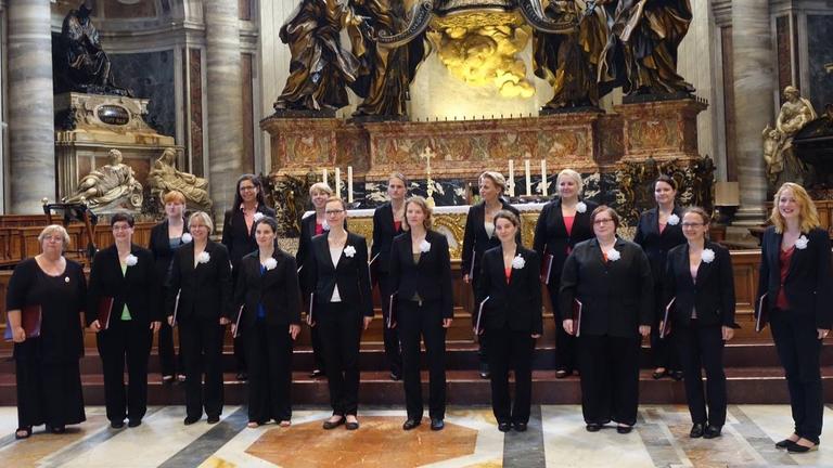 Chor steht vor dem Altar Chor steht vor dem Altar