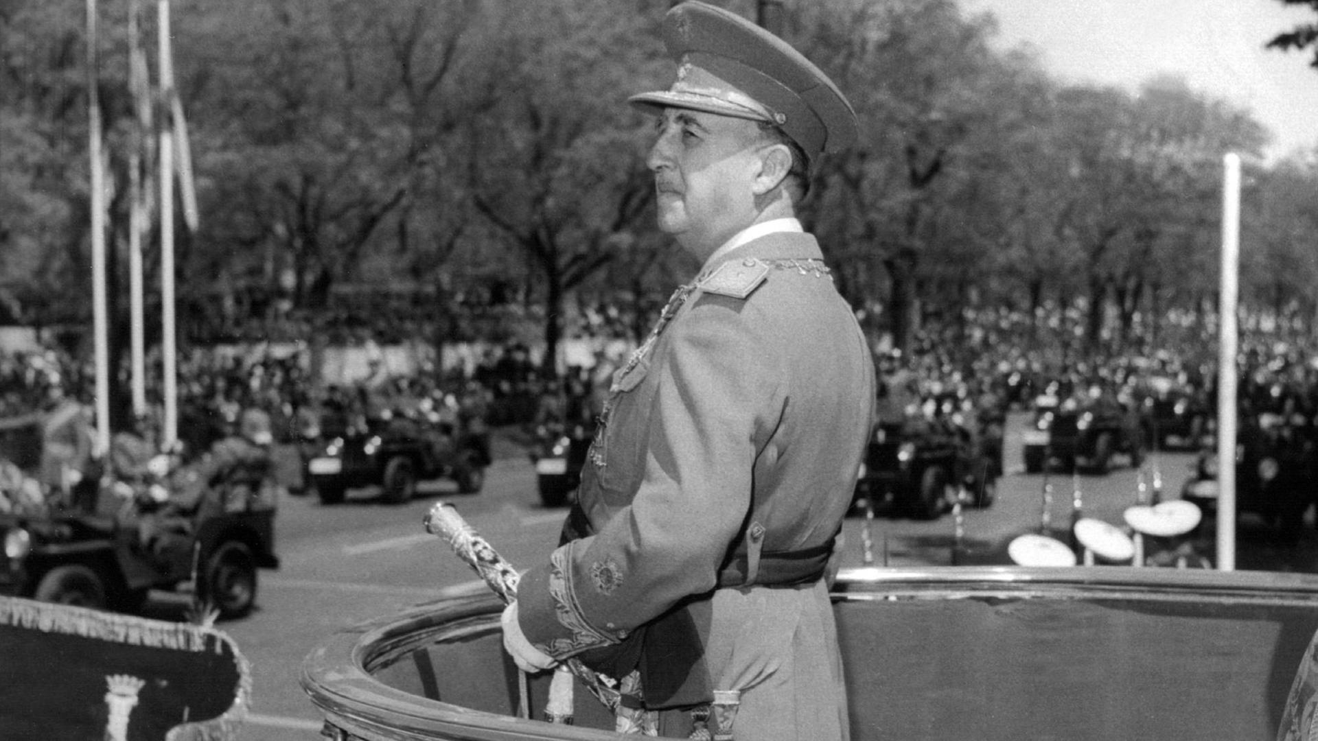 General Franco nimmt 1959 von der Tribüne des Präsidentenpalastes in Madrid eine Parade ab. General Franco nimmt 1959 von der Tribüne des Präsidentenpalastes in Madrid eine Parade ab.